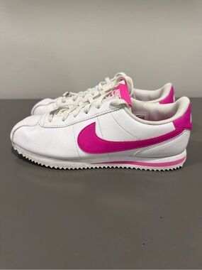 Nike Women's White and Hot Pink Low-Profile Sneakers